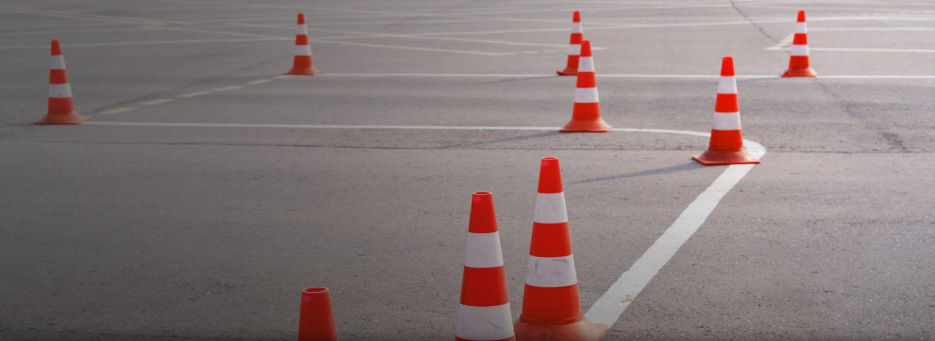 Pachołki na placu manewrowym